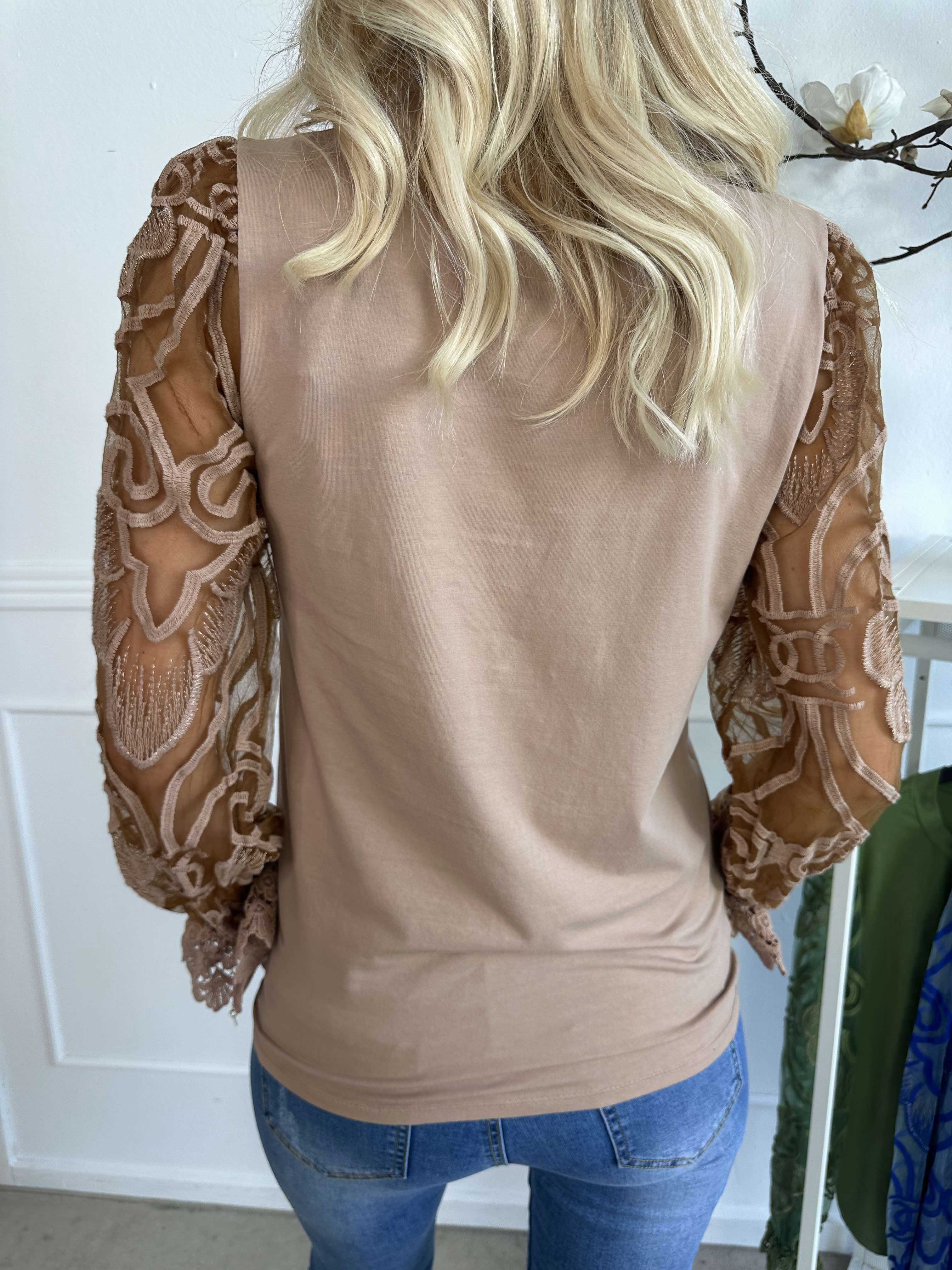 Nadine L/S - Söt blus med spetsärmar